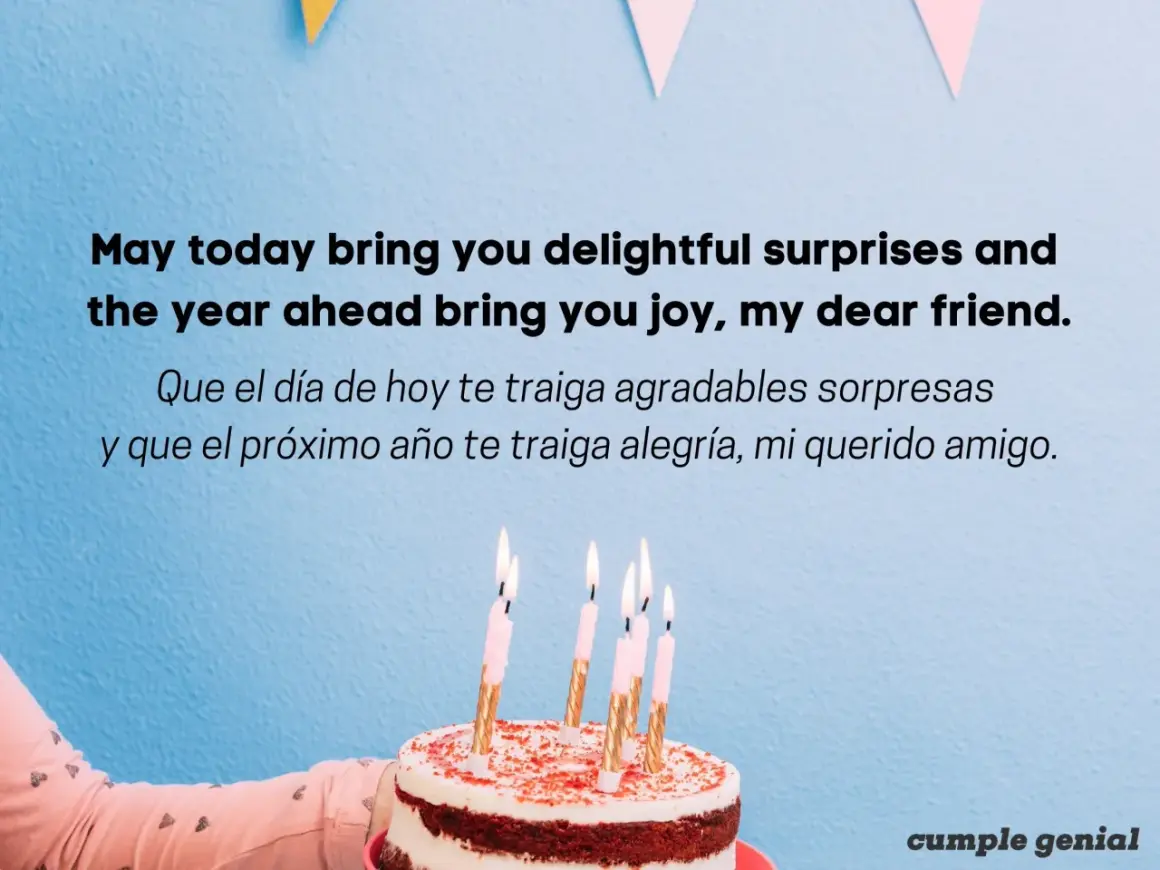 Pastel de cumpleaños con velas encendidas y un mensaje de "feliz cumpleaños para mi en ingles".