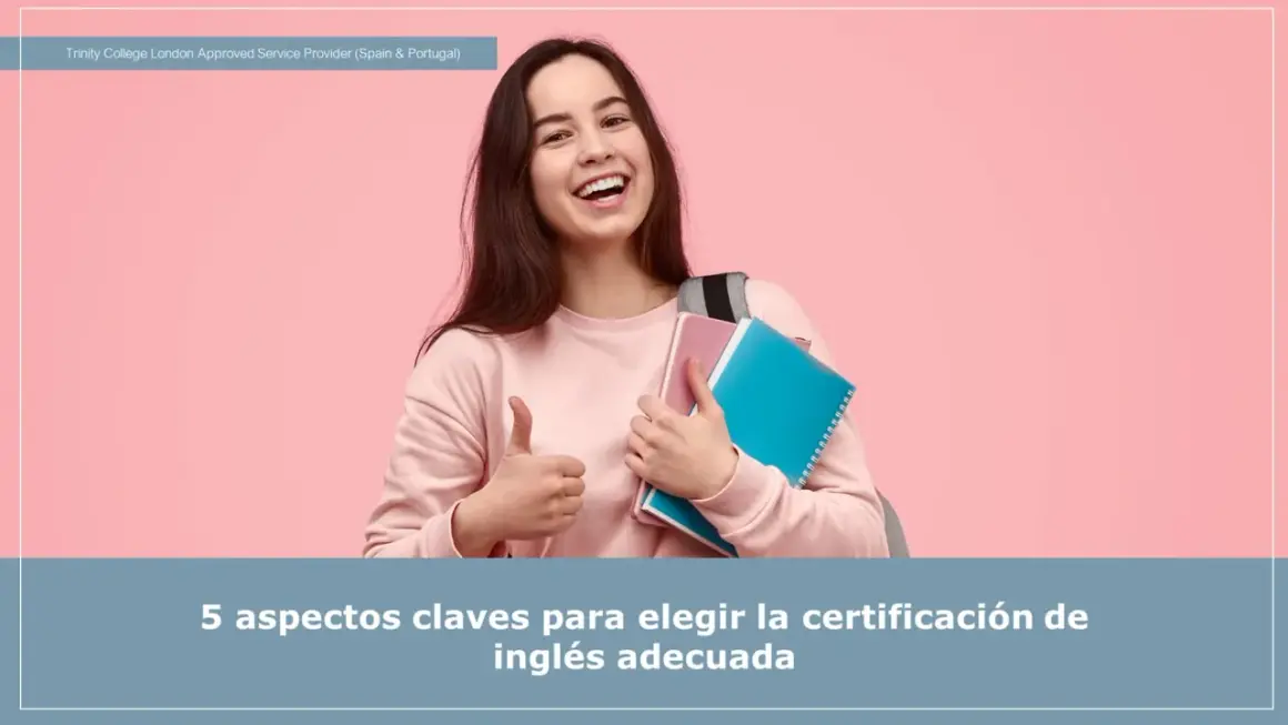 Joven sonriente con libros y pulgar arriba, lista para obtener sus títulos de inglés.