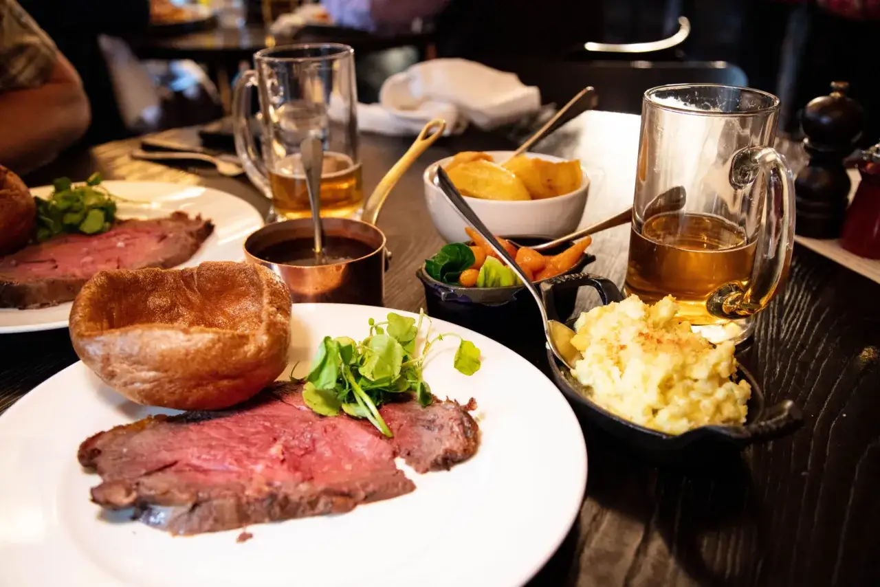Un festín típico: carne asada, Yorkshire pudding, puré de patatas y cerveza. Así es que cenan los ingleses.