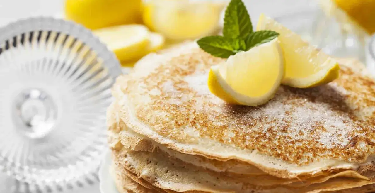 Pancakes con azúcar y limón, perfectos para celebrar el pancake day.