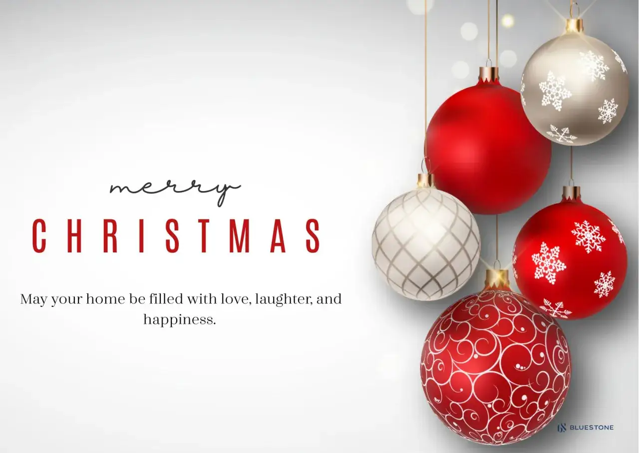 Adornos navideños rojos y blancos cuelgan. El texto dice