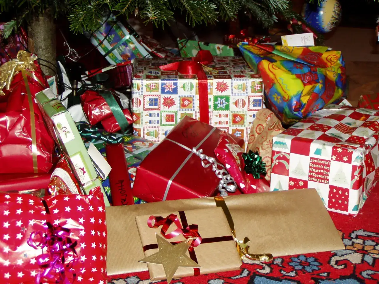 Regalos bajo el árbol de Navidad, listos para el Boxing Day. ¿Qué es Boxing Day? Es un día para abrir regalos y disfrutar.