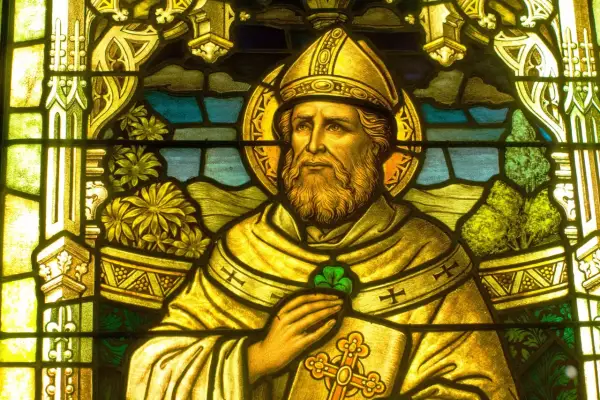 Vitral de San Patricio, con trébol y cruz, ideal para cuando es St. Patrick's.