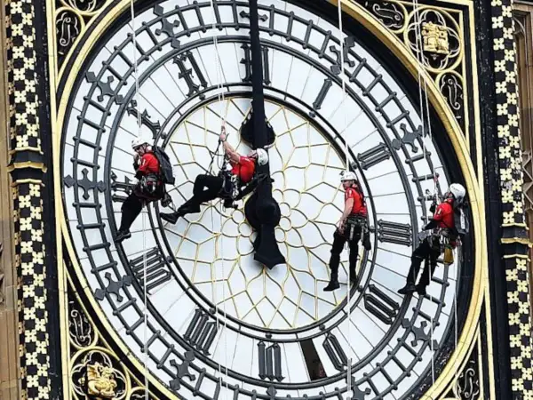 Trabajadores en rappel en el reloj Big Ben, ajustando las manecillas de este icónico reloj londinense.