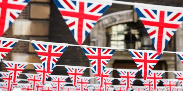 Banderines con la Union Jack cuelgan en fila, celebrando un bank holiday.