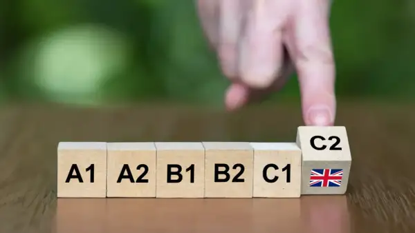 Bloques de madera muestran niveles de inglés: A1, A2, B1, B2, C1 y C2 con bandera británica. ¿Qué nivel de inglés te dan con el bachillerato?