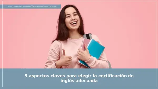 Joven sonriente con libros y pulgar arriba, lista para obtener sus títulos de inglés.